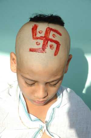 Swastik on head 2 स्वास्तिक चिन्ह जिसको जर्मनी मनहूस और शैतानी ख़ूनी श्रापित मान कर 2007 मे पूरे यूरोप में बैन करने की कोशिश की ।