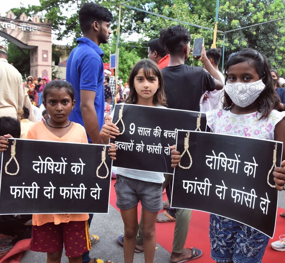  दिल्ली में 9 साल की दलित बच्ची के साथ बलात्कार हत्या और लाश जलाया,पंडित पुजारी ने साथियों के साथ मिलकर दिया घिनौना अपराध का अंजाम