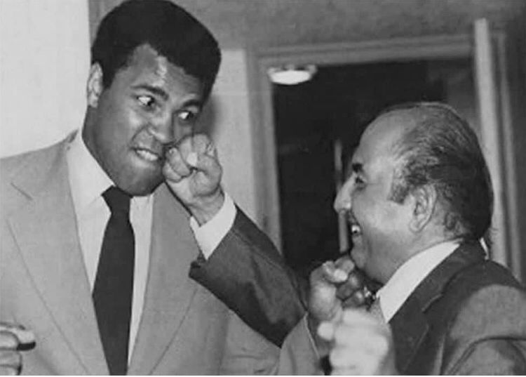 1964 में बाईस साल के काले मोहम्मद अली ने अपने से दस साल बड़े सोनी लिस्टन को हराकर